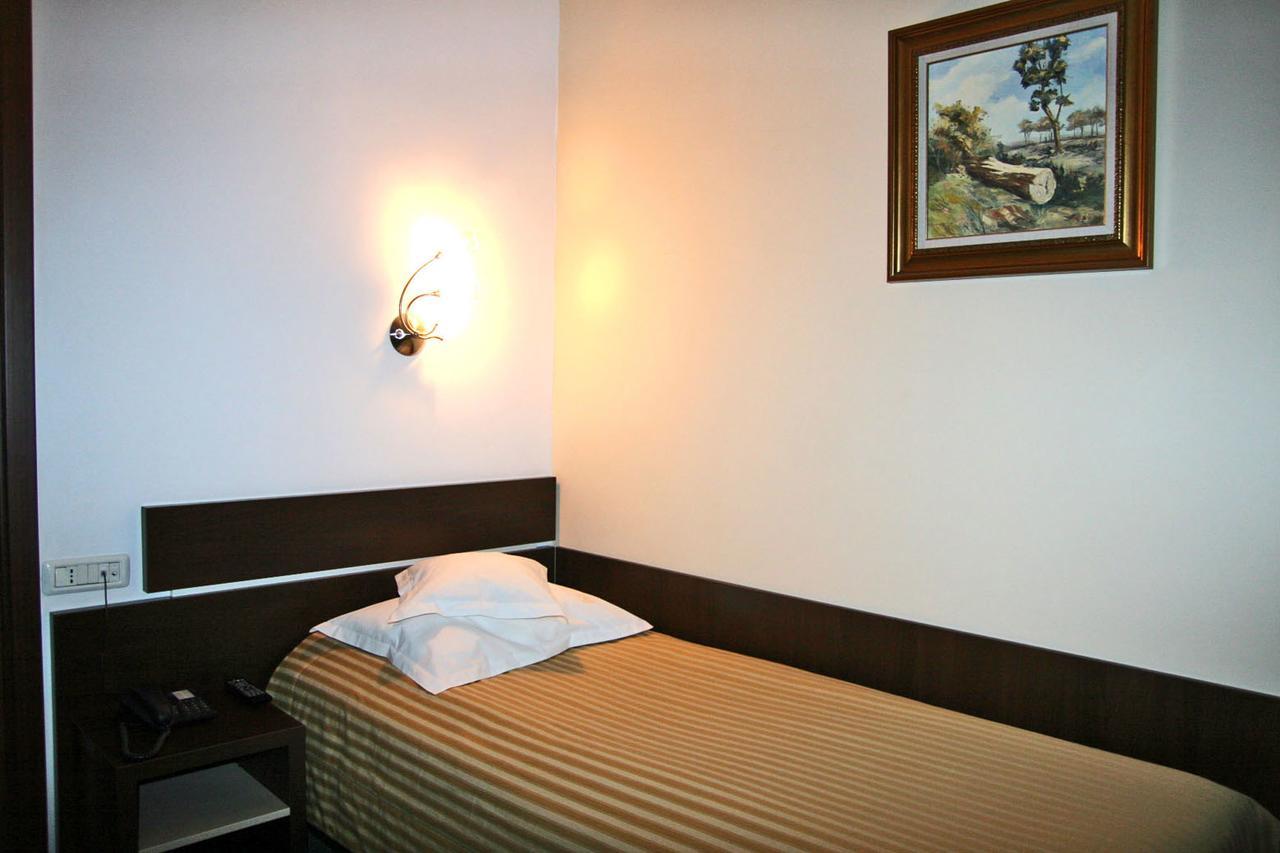 Hotel Kilometrul Zero Dragasani 외부 사진